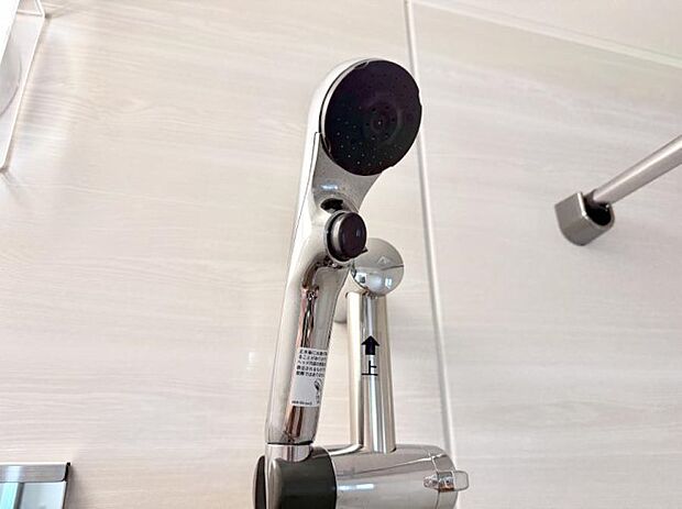 【止水シャワーヘッド】■手元で簡単に止水できるため、水の無駄遣いを減らすことができます。