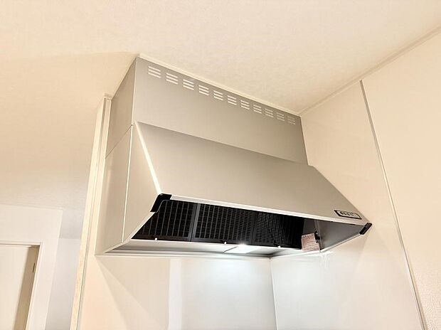 【レンジフード】■調理時の蒸気や匂いが換気扇に誘導され、効率的に排煙ができます。