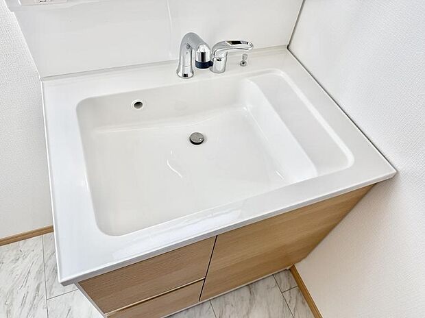 【ハンドシャワー付洗面台】■細かい部分まで洗いやすく便利なハンドシャワー付き