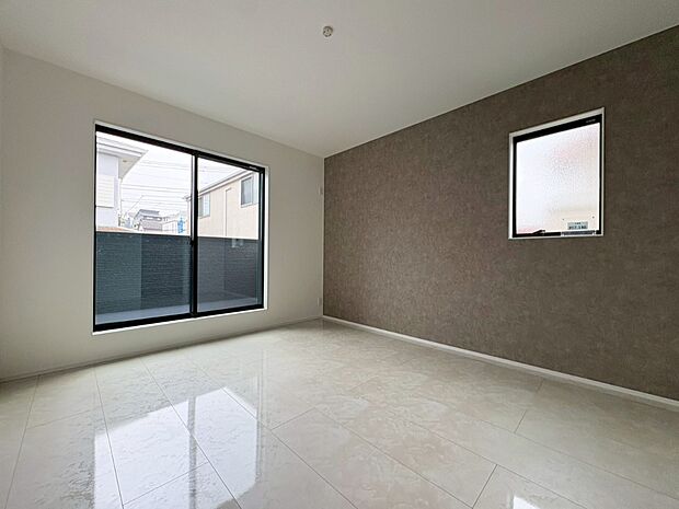 【リビング以外の居室】■落ち着いた色合いのお部屋で穏やかな時間を楽しめます