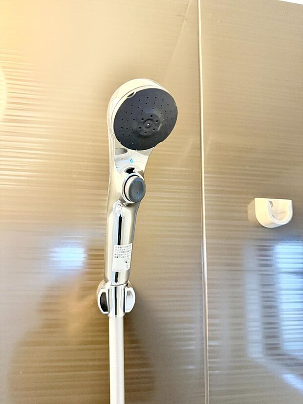 【止水シャワーヘッド】■手元で簡単に止水できるため、水の無駄遣いを減らすことができます。