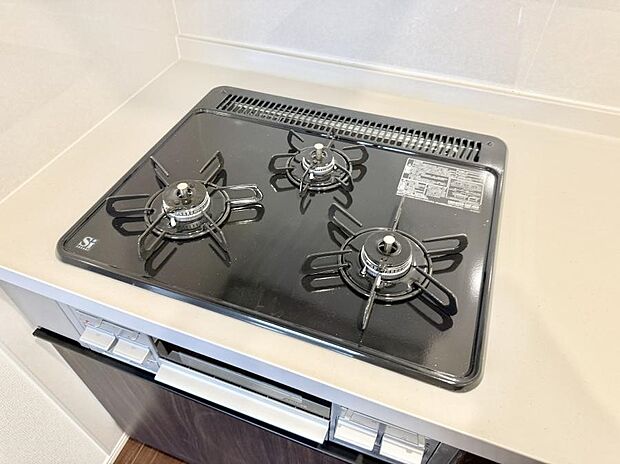 【3口ガスコンロ】■一度に多くの料理ができ便利で効率的