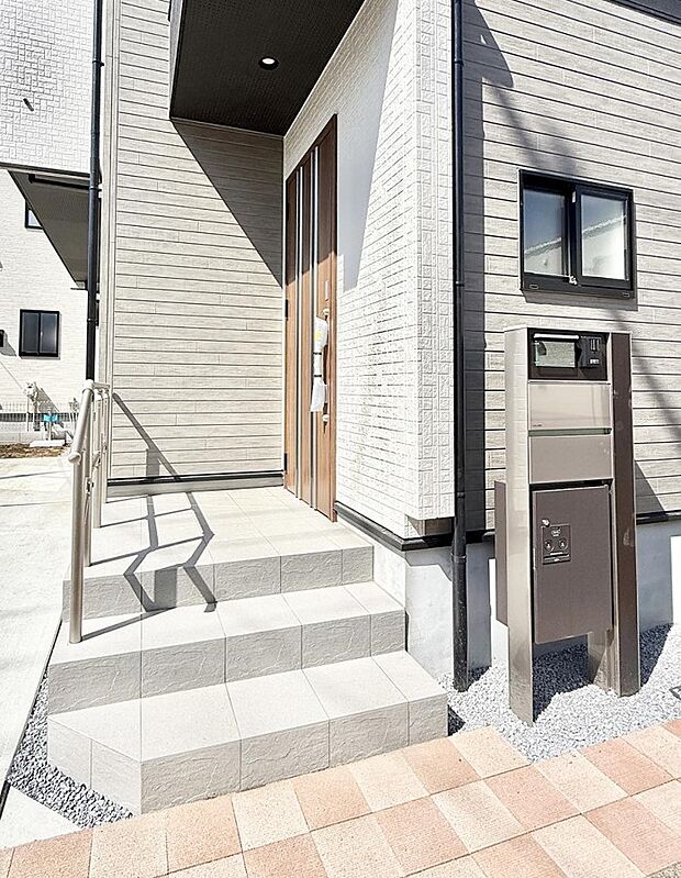 【玄関】■ シンプルで美しく、住まいの第一印象を彩る玄関です