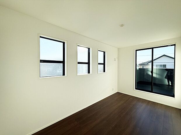 【リビング以外の居室】■ 季節の移ろいを感じられる開放的な空間です