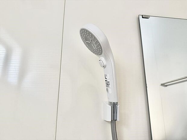 【止水シャワーヘッド】■手元で簡単に止水できるため、水の無駄遣いを減らすことができます。