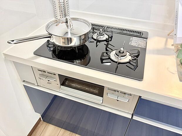 【3口ガスコンロ】■一度に多くの料理ができ便利で効率的