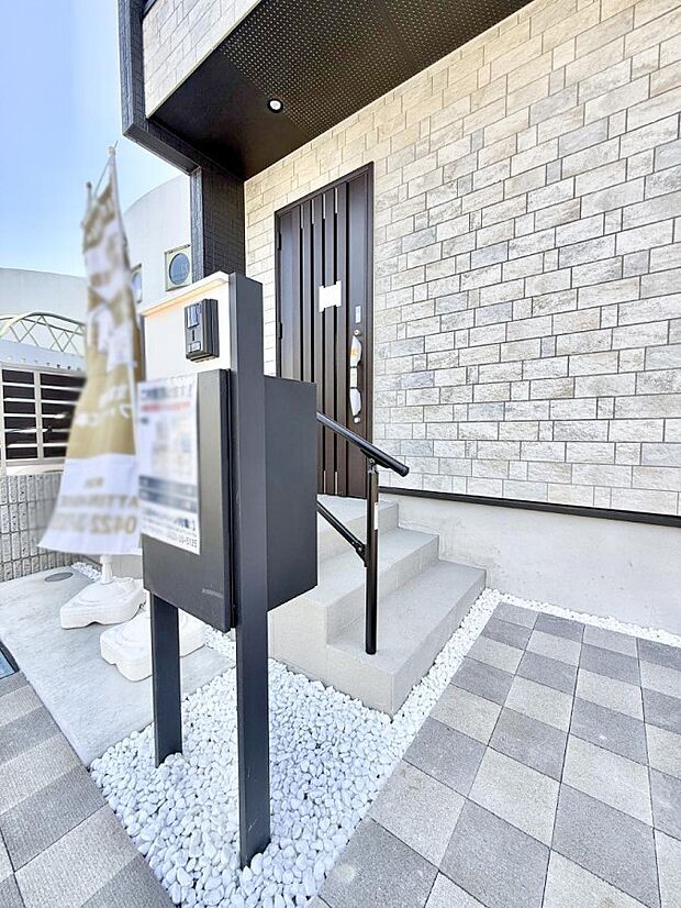 【玄関】■ 帰るたびにホッとする、安心感のある佇まい