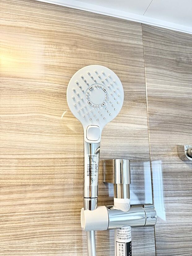 【止水シャワーヘッド】■手元で簡単に止水できるため、水の無駄遣いを減らすことができます。