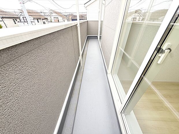 【バルコニー】2号棟 ■ 心地よい風と光を感じる、くつろぎのバルコニー