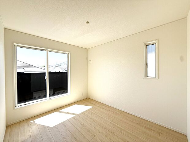 【リビング以外の居室】■清潔感あふれるお部屋で毎日を快適に過ごせます