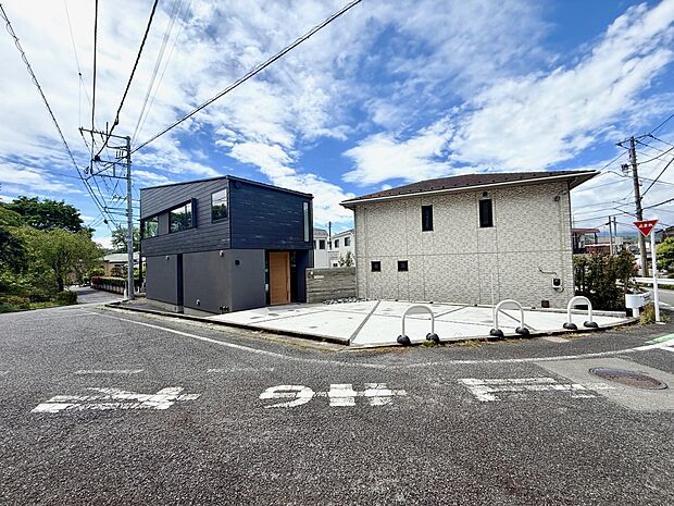 【前面道路含む現地写真】■優雅なラインが、毎日を引き立てます