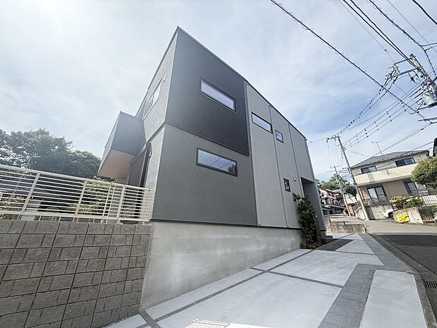 【現地外観写真】■家族みんなが笑顔で過ごせる、安心感のある住まい