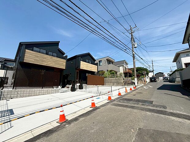 【前面道路含む現地写真】■家族みんなが笑顔で過ごせる、安心感のある住まい