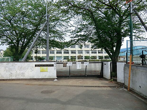 武蔵村山市立第三中学校（約1,042m・徒歩14分）