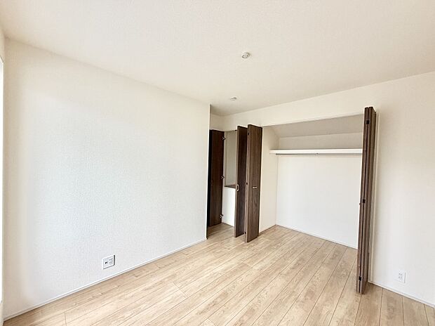 【寝室】1号棟  ■窓の配置や通気性の良い設計で部屋の空気がこもらず、常に新鮮な空気が流れます