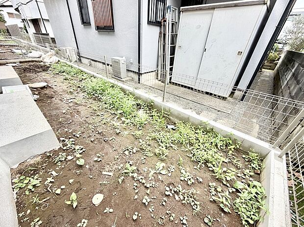 【庭】1号棟 ■季節の移ろいを感じられる、落ち着いた雰囲気の屋外空間