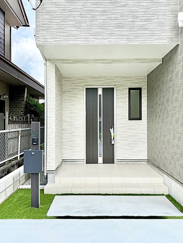 【玄関】1号棟  ■ シンプルで美しく、住まいの第一印象を彩る玄関です
