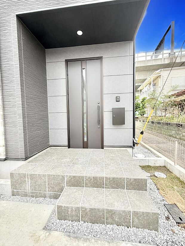 【玄関】1号棟 ■ シンプルで美しく、住まいの第一印象を彩る玄関です