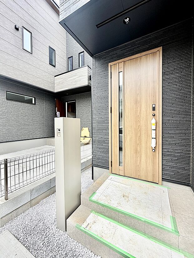 【玄関】3号棟 ■ 帰るたびにホッとする、安心感のある佇まい