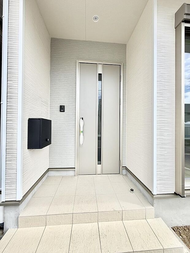 【玄関】1号棟  ■ 帰るたびにホッとする、安心感のある佇まい