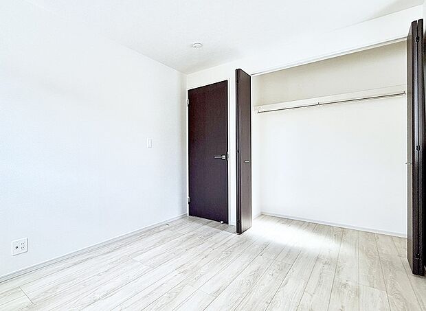 【リビング以外の居室】2号棟 ■落ち着いた色合いのお部屋で穏やかな時間を楽しめます