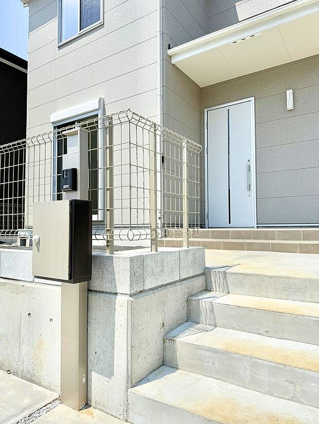 【玄関】2号棟 ■ シンプルで美しく、住まいの第一印象を彩る玄関です