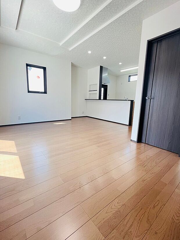 リビングは明るい日差しが差し込む心地よい空間です。落ち着いた色合いの床材が室内を引き締めます。天井も高く開放感があります。窓が多く風通しの良さも特徴です。キッチンとのつながりもスムーズです。