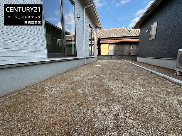 日当たりの良い庭が住まいに開放感をプラスしています。シンプルな土のスペースは多目的にご活用いただけます。外部からの目線が気になりにくい配置もうれしいポイントです。