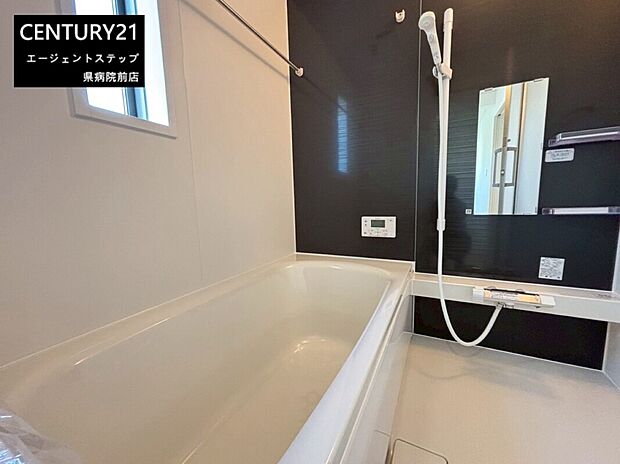 【バス】清潔感のあるバスルームが魅力です。大きめの浴槽でゆったりとくつろげます。明るい窓付きで換気も良好です。スタイリッシュな黒のアクセントパネルが印象的です。使いやすいシャワー設備が整っています。