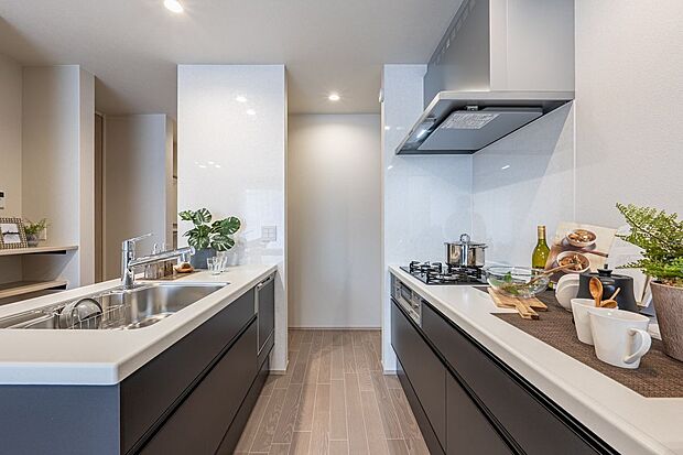 【キッチン】■キッチン キッチンの背面には造作の棚、奥にはキッチンクロークがあります。食料品やキッチン用品を効率的に収納し、キッチンスペースを整理整頓することで使いやすく保つことができます。