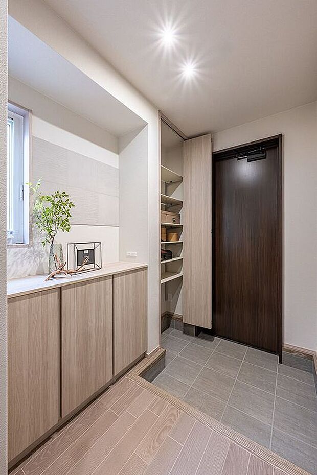 【玄関】■玄関 玄関には靴を履いたまま出入りのできる土間クロークがあり、靴以外だけでなく、アウトドアグッズなど屋外用品も手軽に収納することができます。