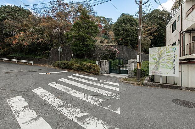 ノートルダム清心中・高等学校（約630m）