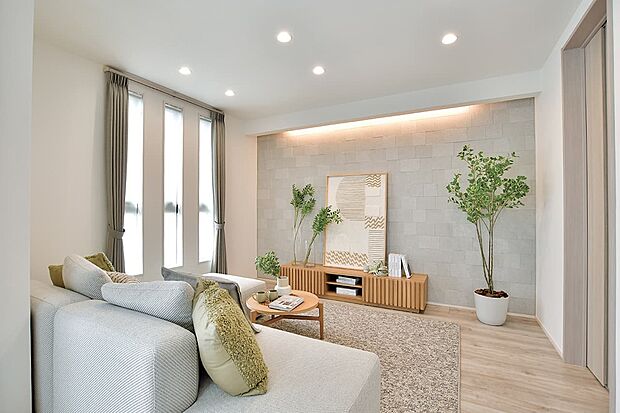 木のぬくもりとやわらかな光に包まれた開放的なリビング。大きな窓から差し込む日差しが心地よく、観葉植物が癒しの空間を演出します。(7号棟)