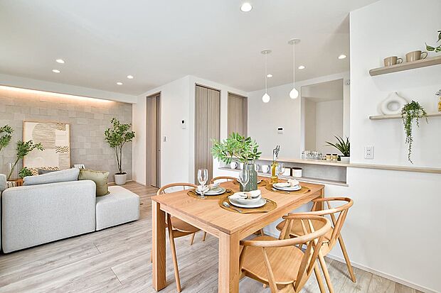 ナチュラルな木目調とグリーンが彩る、明るく心地よいダイニングです。グリーンが映える癒しの空間で、毎日の食卓がもっと楽しく。(7号棟)