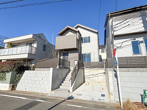 明るさと開放感が魅力の東南角地を含む2区画。朝から日中にかけて日当たりが良く、朝日が東側から入り、日中は南側から光が差し込み、室内が明るく快適に過ごせるのが特徴です。