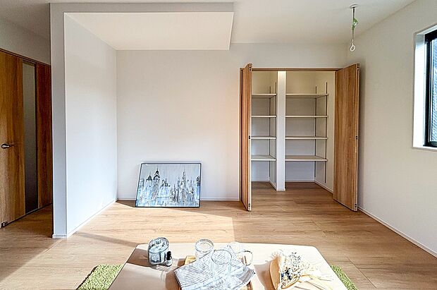 たっぷり収納で片付く暮らし。明るい洋室で休日はゆったりお部屋時間を楽しめます。ナチュラルな木目調フローリングが心地よい空間を演出します。(1号棟)