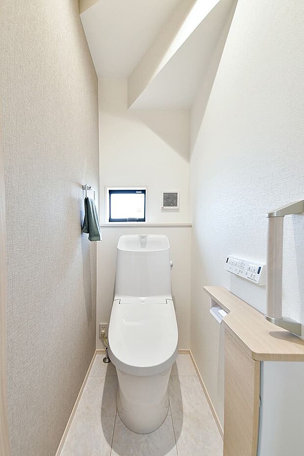 【トイレ】明るく清潔感あふれるトイレ空間。窓付きで自然光が差し込み、換気も良好です。すっきりとしたデザインと便利な手洗いカウンター付きで、毎日気持ちよくお使いいただけます。(7号棟)