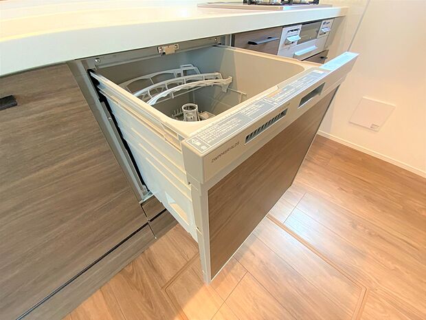 【食器洗浄乾燥機】食器洗い乾燥機付き。標準・念入り・乾燥の3つの洗浄コースを選べ、予約機能も搭載。最大5人分の食器をまとめて洗える便利な時短家電です。 ※掲載写真と実物の仕様は、色柄・メーカー等が異なる場合があります