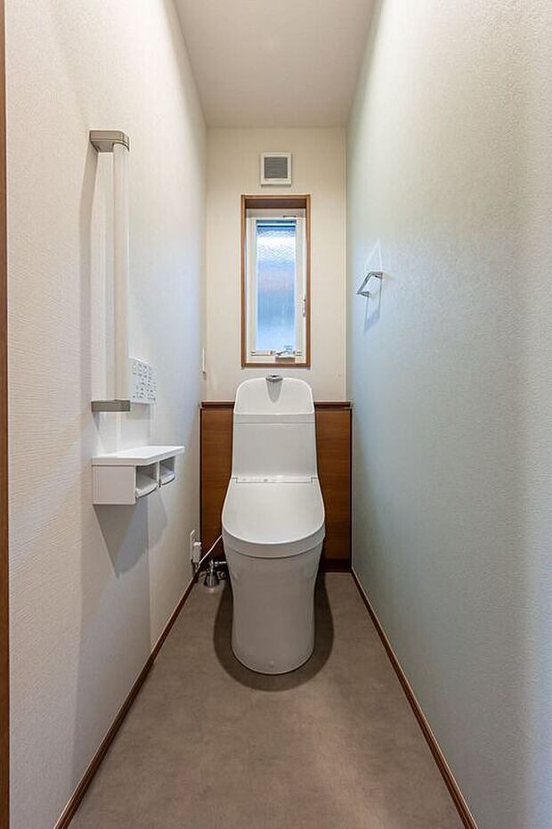 【トイレ】■２号地2階トイレ　トイレはリモコンで操作可能なため、トイレ本体に直接触れる必要がなく、衛生的です。手すり付きで、立ち上がるときも安心です。
