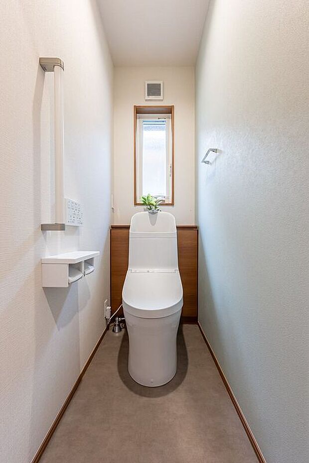 【トイレ】■2号地2階トイレ トイレはリモコンで操作可能なため、トイレ本体に直接触れる必要がなく、衛生的です。手すり付きで、立ち上がるときも安心です。