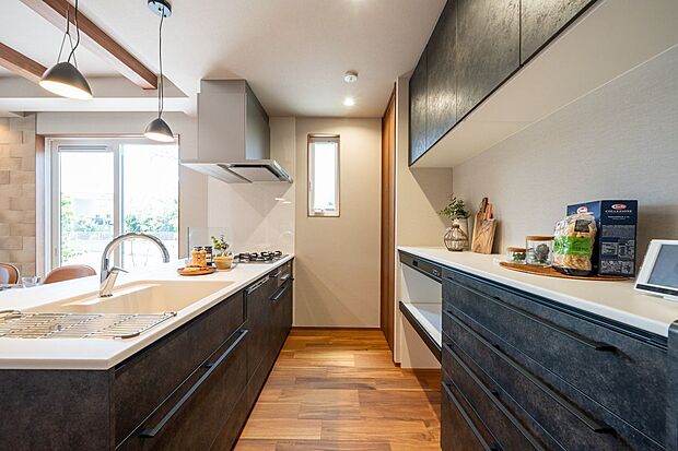 【キッチン】■6号地キッチンキッチン背面にはパントリーを設置。ストックの食材やおやつ、食器などをたっぷりと収納できます。