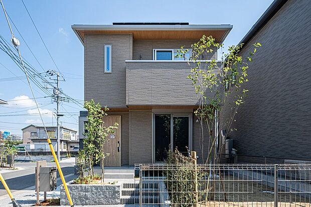 【外観】■6号地外観6号地はやわらかいブラウンが落ち着いた外観です。太陽光発電でつくった電気は、自宅で使用するだけでなく、余った分を売電したり、停電時の非常用電源として活用することもできます。