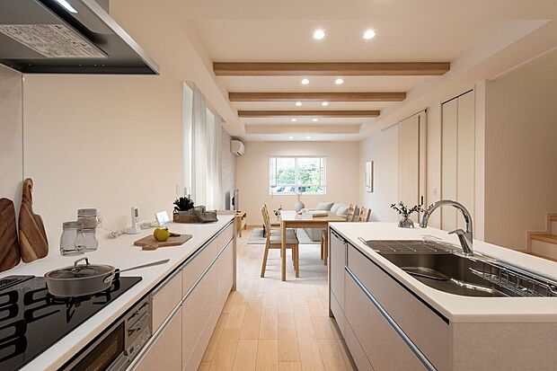 ■1号地キッチンシンクとコンロが分かれていることで、効率的に調理や片付けができるキッチン。ご家族と一緒に料理の時間を楽しめます。※CG合成にて家具を設置