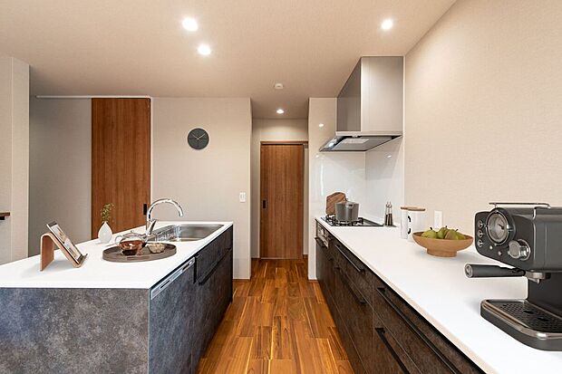 ■2号地キッチンキッチンの奥にはキッチンクロークがございます。調味料や食品のストック、鍋などもスッキリと片付けることができ、調理スペースをスッキリと保てます。※CG合成にて家具を設置