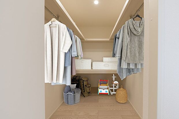 【収納】■2号地2階ファミリークローク2階の廊下にはファミリークロークを設けました。ご家族の衣類や持ち物を一か所でまとめて管理できるため、日々の片付けや衣替えの手間が省けます。