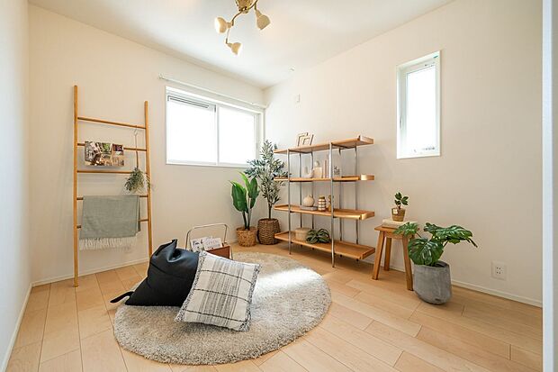 【室内】■1号地洋室約5.6帖の洋室です。扉のないクローゼットは、中身がひと目で見えるため、洋服や持ち物の管理がしやすく、取り出し・片付けもスムーズにできるのがメリットです。