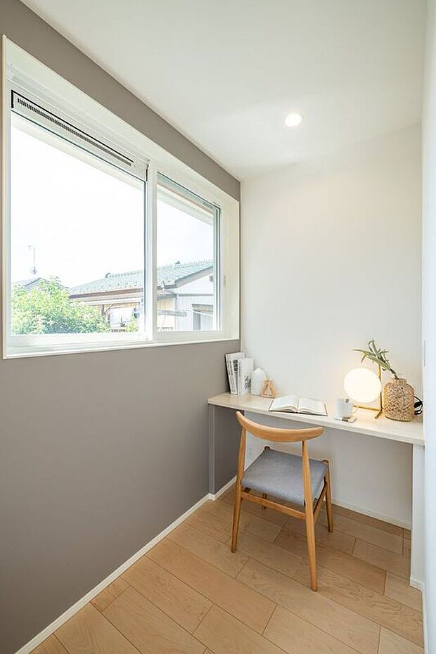 【室内】■1号地ワークスペース主寝室にはワークスペースを設けました。テレワークはもちろんこと、就寝前後のちょっとした時間を使って作業したり、趣味に没頭したりと、時間を有効に使えるのも魅力です。
