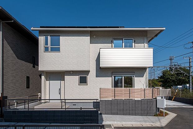 【外観】■7号地外観太陽光発電システムを備えており、つくった電気は、自宅で使用するだけでなく、余った分を売電したり、停電時の非常用電源として活用することもできます。