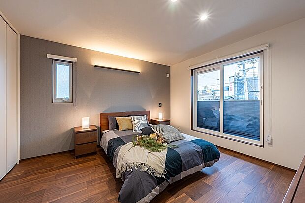 ■主寝室 主寝室は南向きバルコニーに出入り可能で、南面に開口部を設け明るさと通風を確保。日差しを取り込みやすく、居心地の良い空間を実現します。