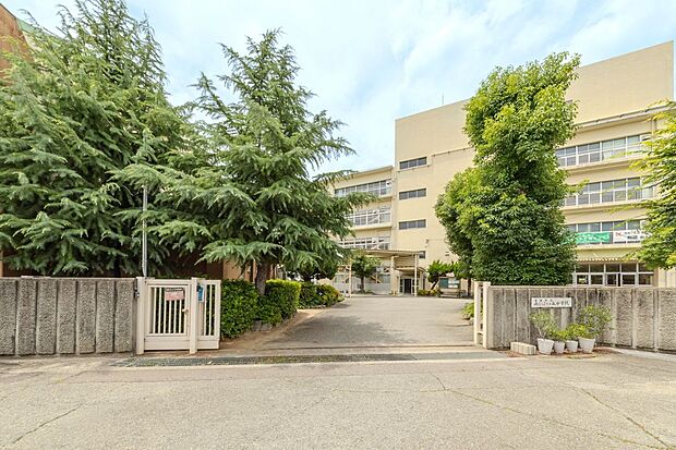 宝塚市立南ひばりガ丘中学校(約880m)